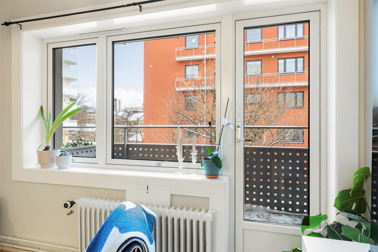 Store vindusflater gir godt med naturlig dagslys og fra stuen er det utgang til leiligheten balkong.