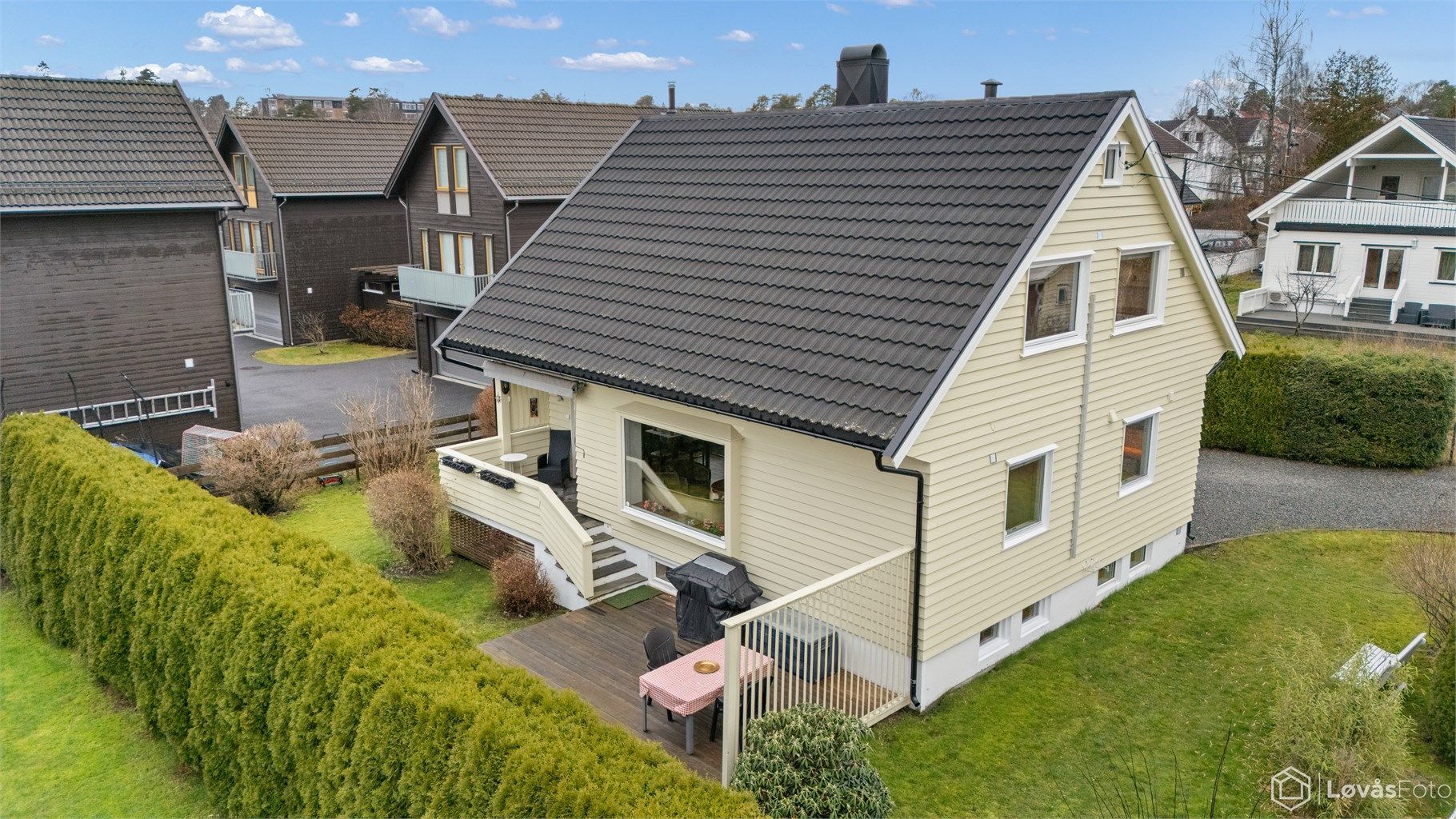 Boligen har en gjennomtenkt, familievennlig planløsning fordelt over tre etasjer, med romslige oppholdsarealer og fleksible løsninger som kan tilpasses ulike behov. 