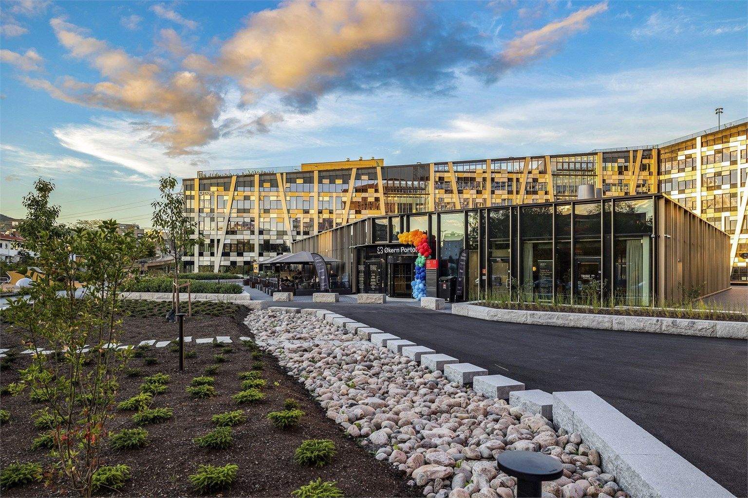 Økern Portal har sammen med Hasle Linie m.m. brakt mange nye arbeidsplasser til området. Her finnes også gode restauranter, lunsjsteder, takterrasse osv. for allmenheten