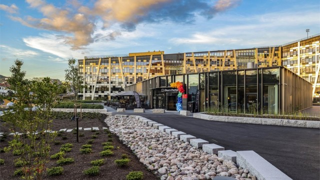 Økern Portal har sammen med Hasle Linie m.m. brakt mange nye arbeidsplasser til området. Her finnes også gode restauranter, lunsjsteder, takterrasse osv. for allmenheten