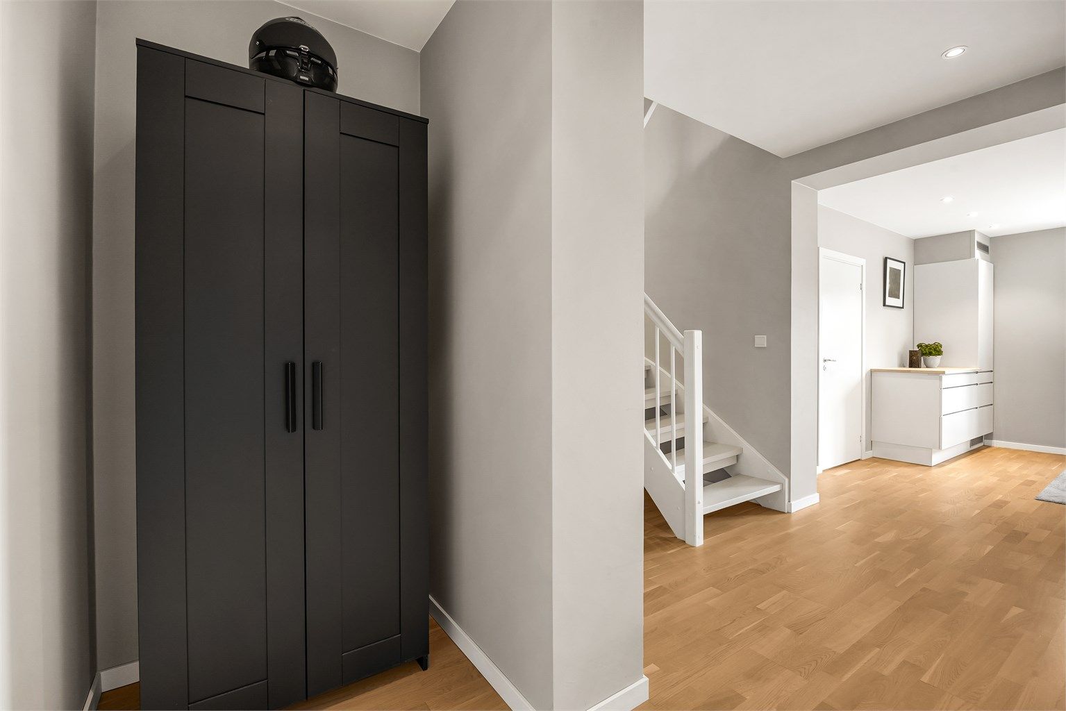 Hallen binder sammen rommene i 2. etasje og har en malt tretrapp som leder opp til loftstuen.