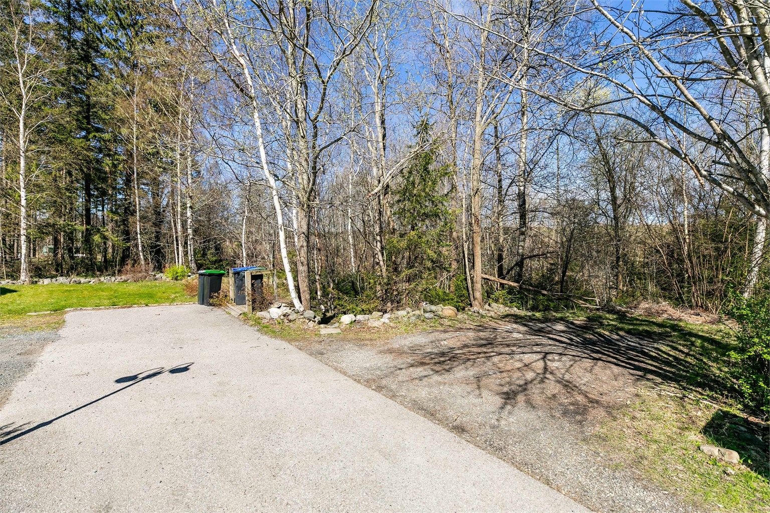 Fra skogholtet vis á vis gårdsplassen går det sti du kan følge i retning sentrum av Halmstad.