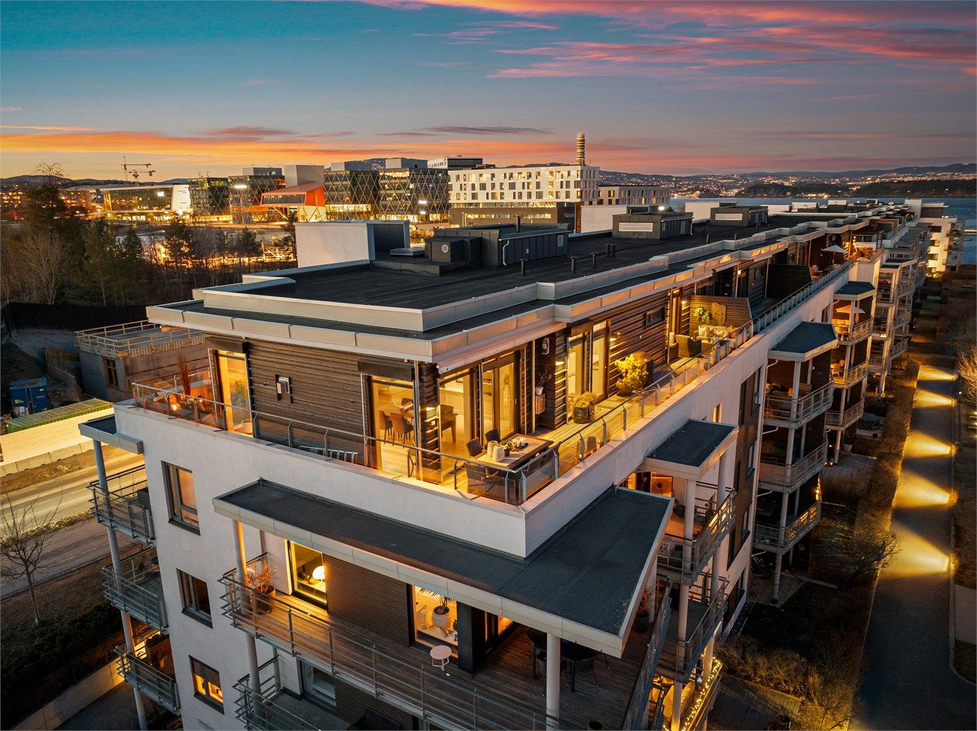 Leiligheten har totalt 63 kvm takterrasse med meget gode sol- og utsiktsforhold