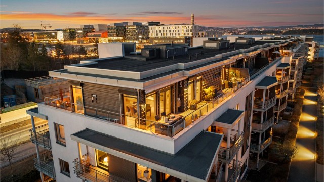 Leiligheten har totalt 63 kvm takterrasse med meget gode sol- og utsiktsforhold