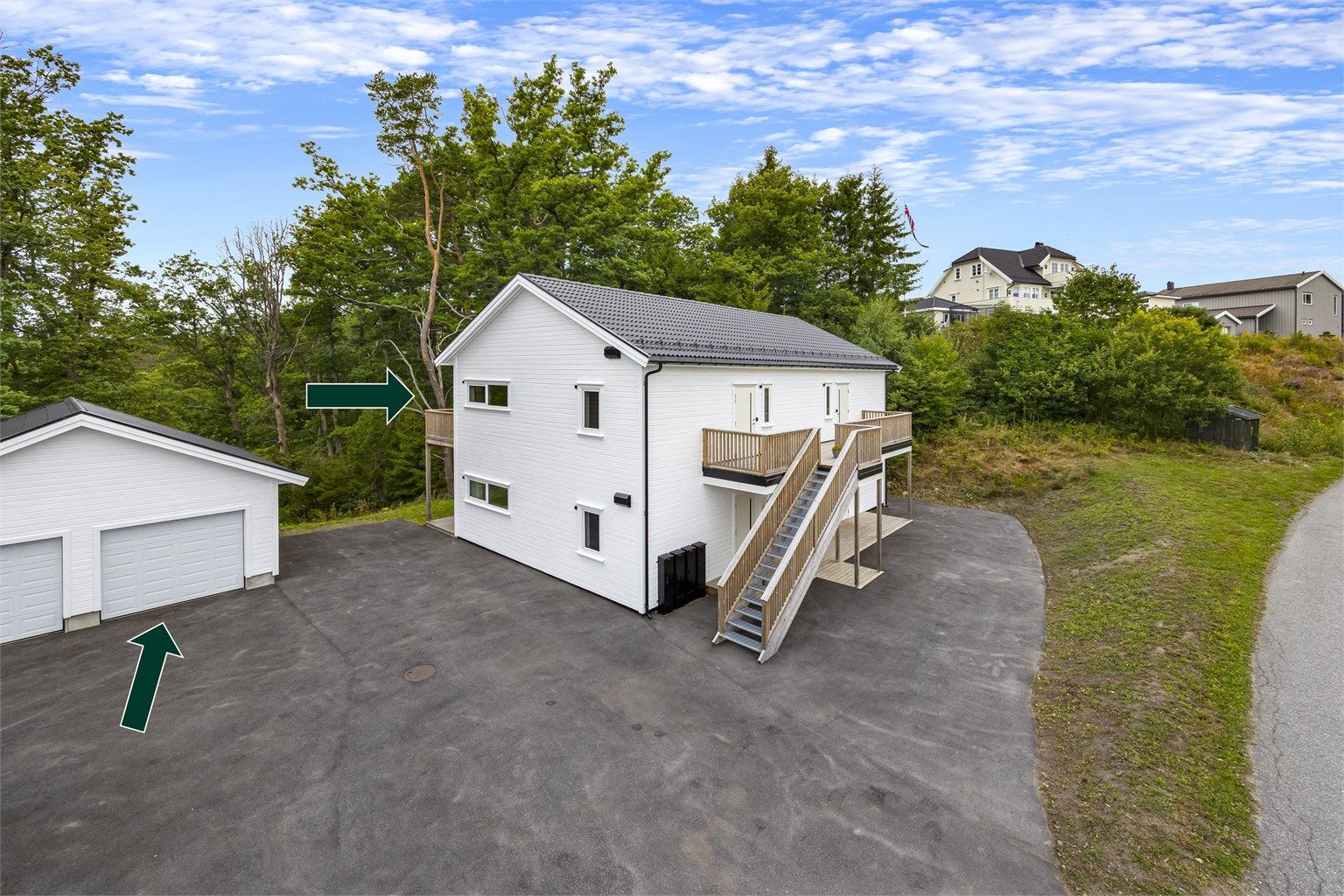 Felleseiet tomt opparbeidet med asfaltert innkjørsel med god plass til biloppstilling. 