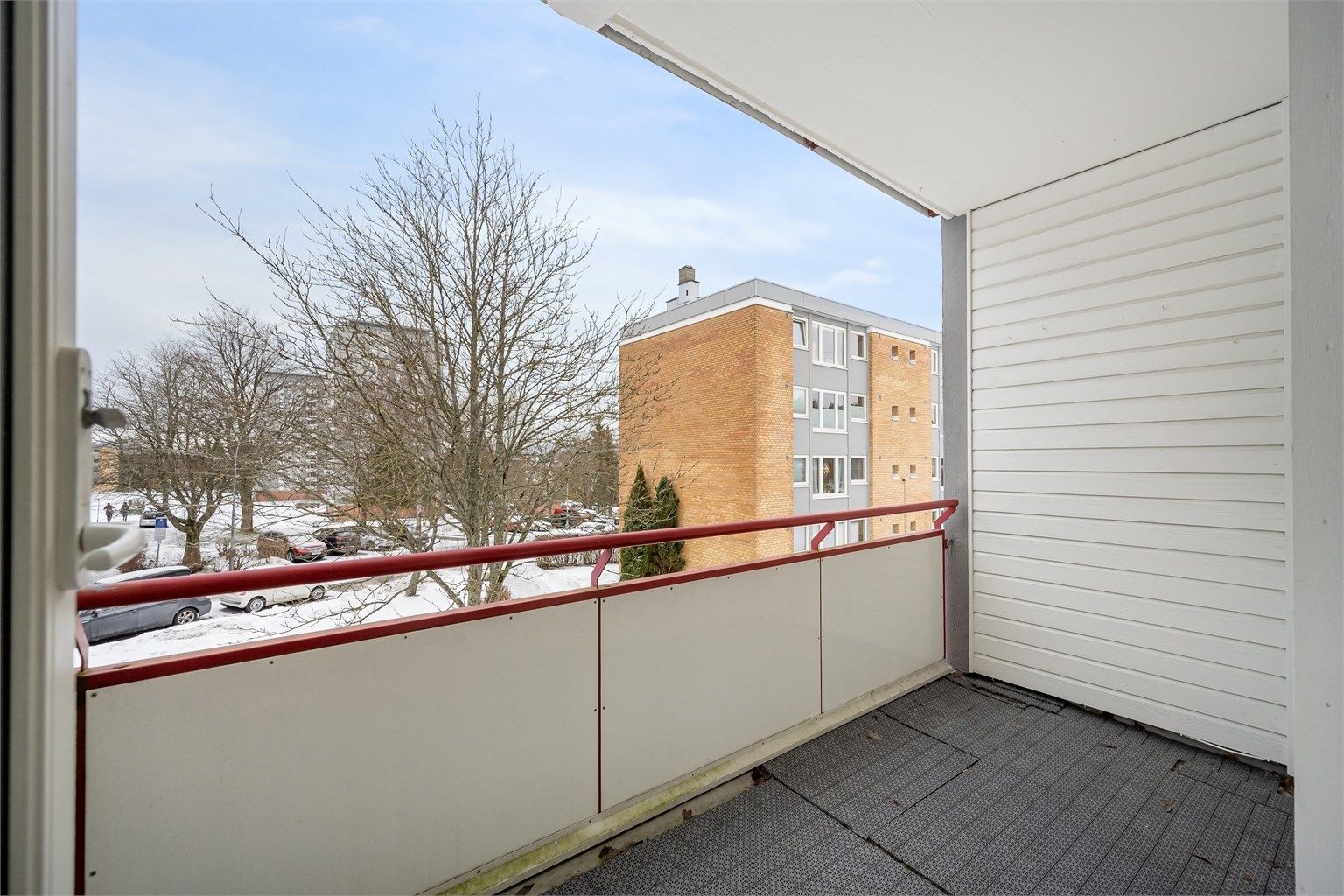 Utgang til skjermet og nordvendt balkong.