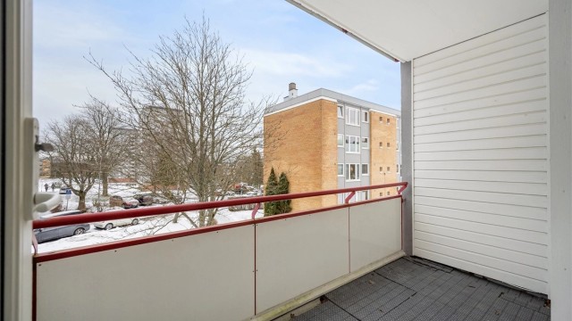 Utgang til skjermet og nordvendt balkong.