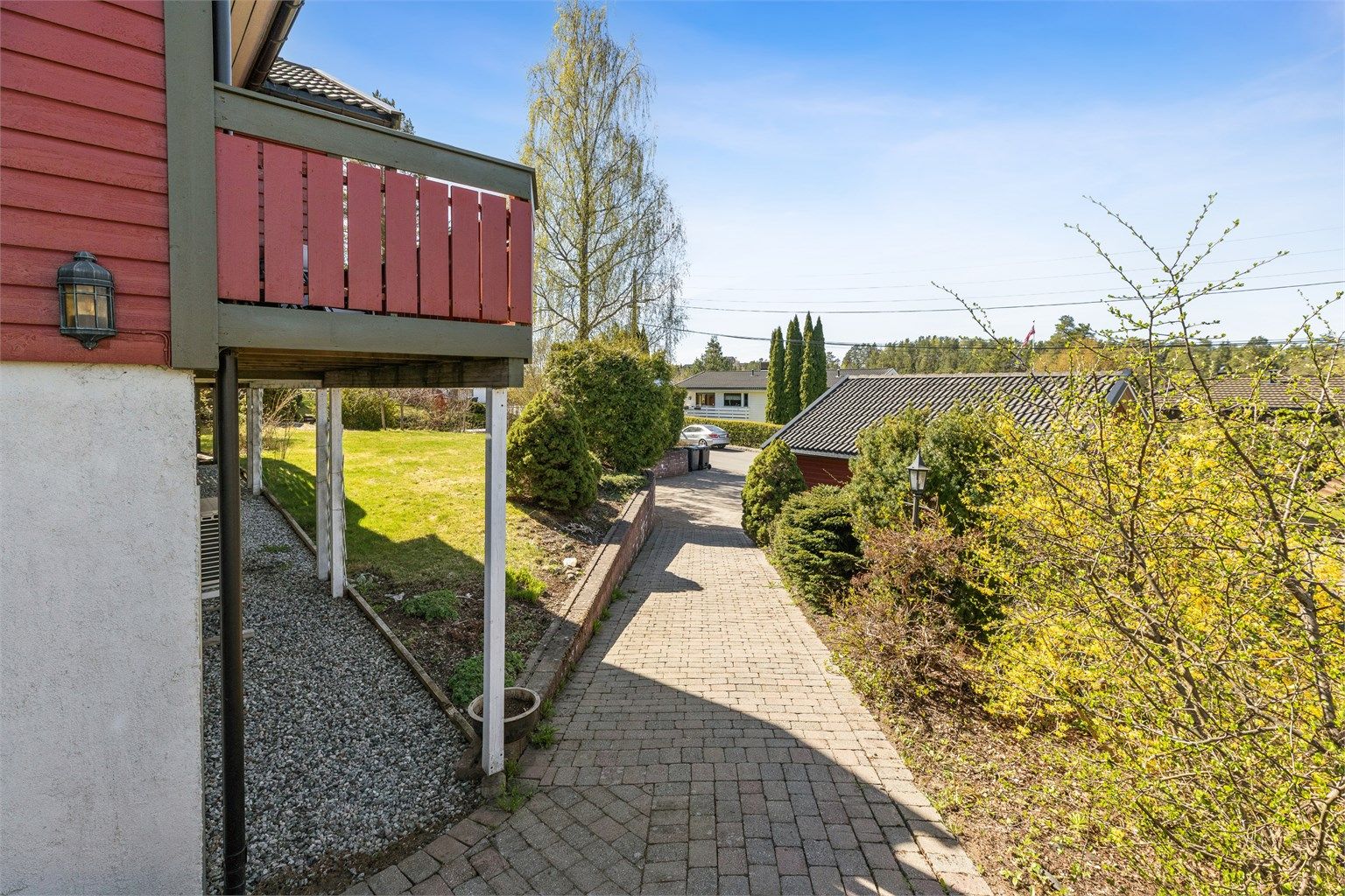 Fra eiendommen er det kort vei til Hauketo stasjon, med hyppige avganger mot Oslo S.