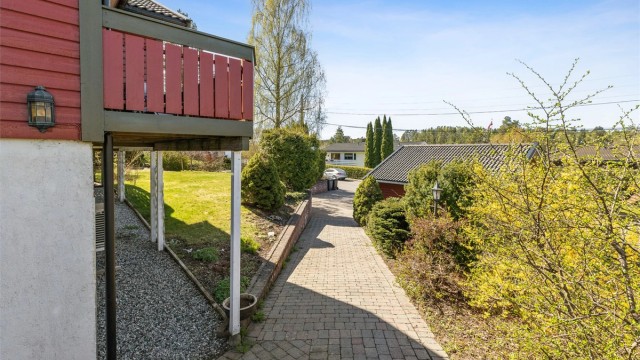 Fra eiendommen er det kort vei til Hauketo stasjon, med hyppige avganger mot Oslo S.