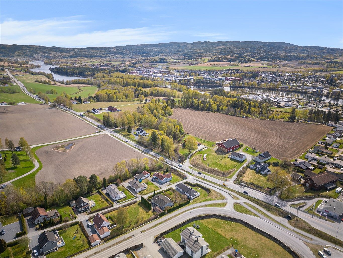 Sentralt beliggende med ca. 1,8 km til Hokksund sentrum med jernbanestasjon og de aller fleste servicetilbud