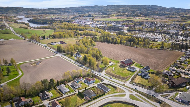 Sentralt beliggende med ca. 1,8 km til Hokksund sentrum med jernbanestasjon og de aller fleste servicetilbud