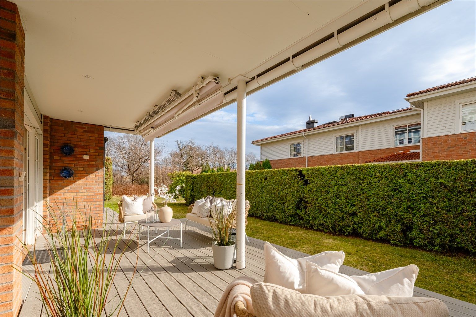 Det er elektrisk markise, stikkontakt, utelys og varmelampe på terrassen.