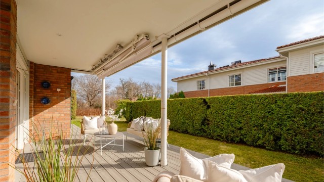 Det er elektrisk markise, stikkontakt, utelys og varmelampe på terrassen.
