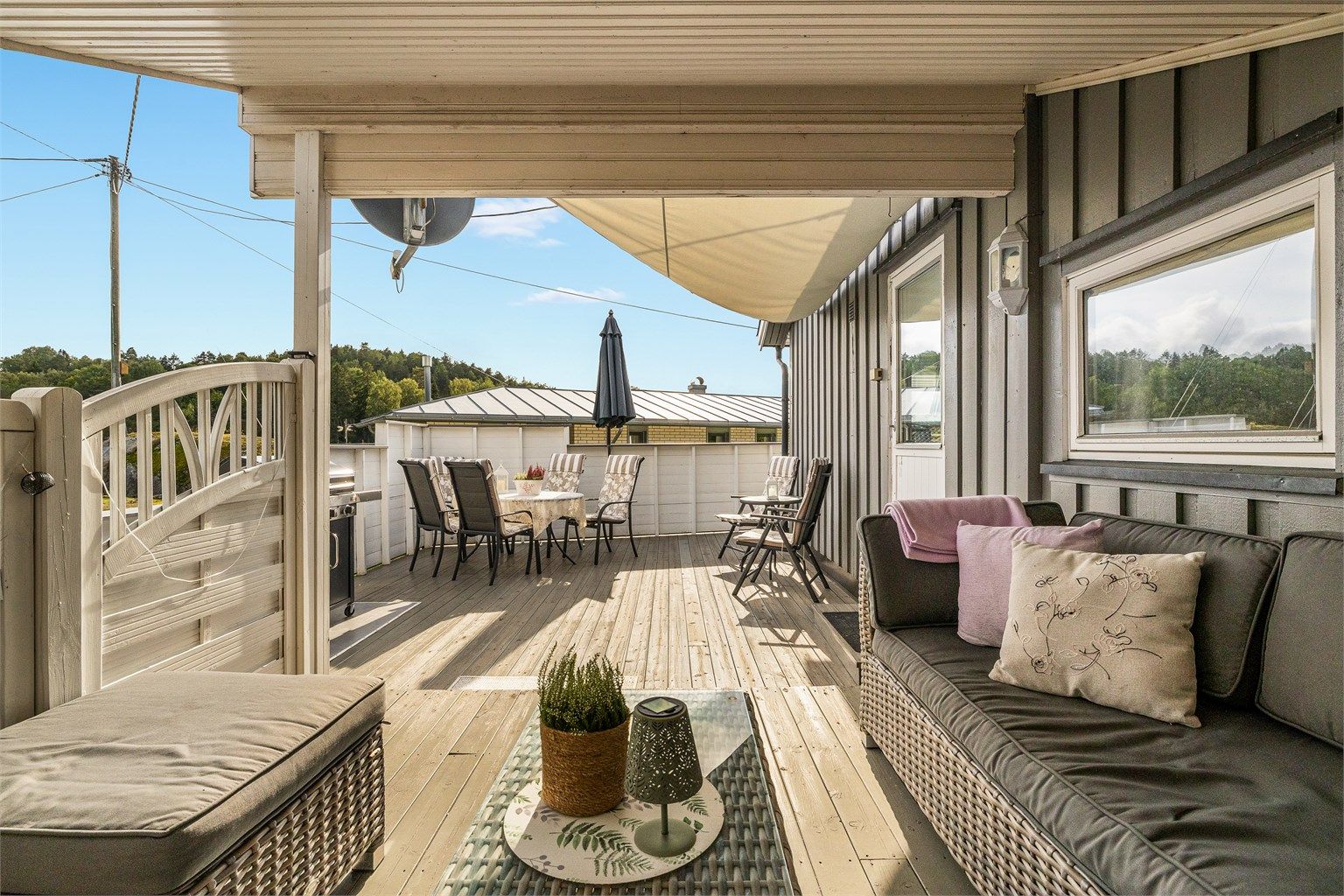 LUNT: Deler av den store terrassen er overbygget.