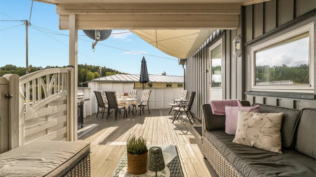 LUNT: Deler av den store terrassen er overbygget.