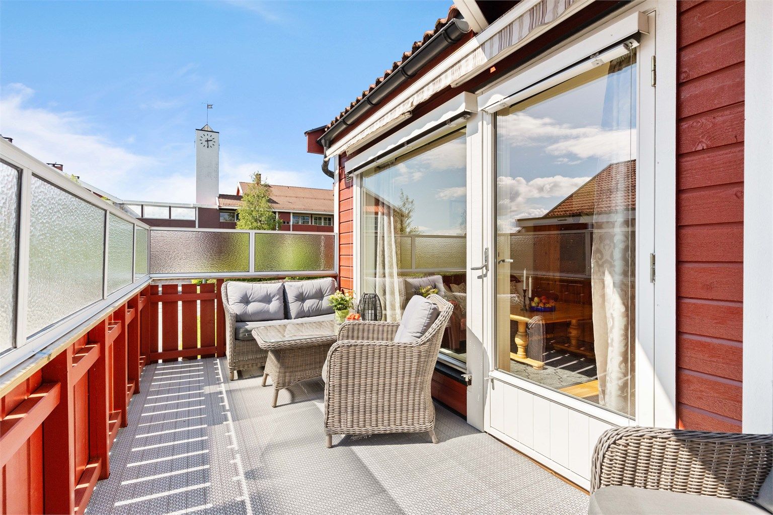 Balkongen inviterer til sosiale kvelder med familie og venner. 