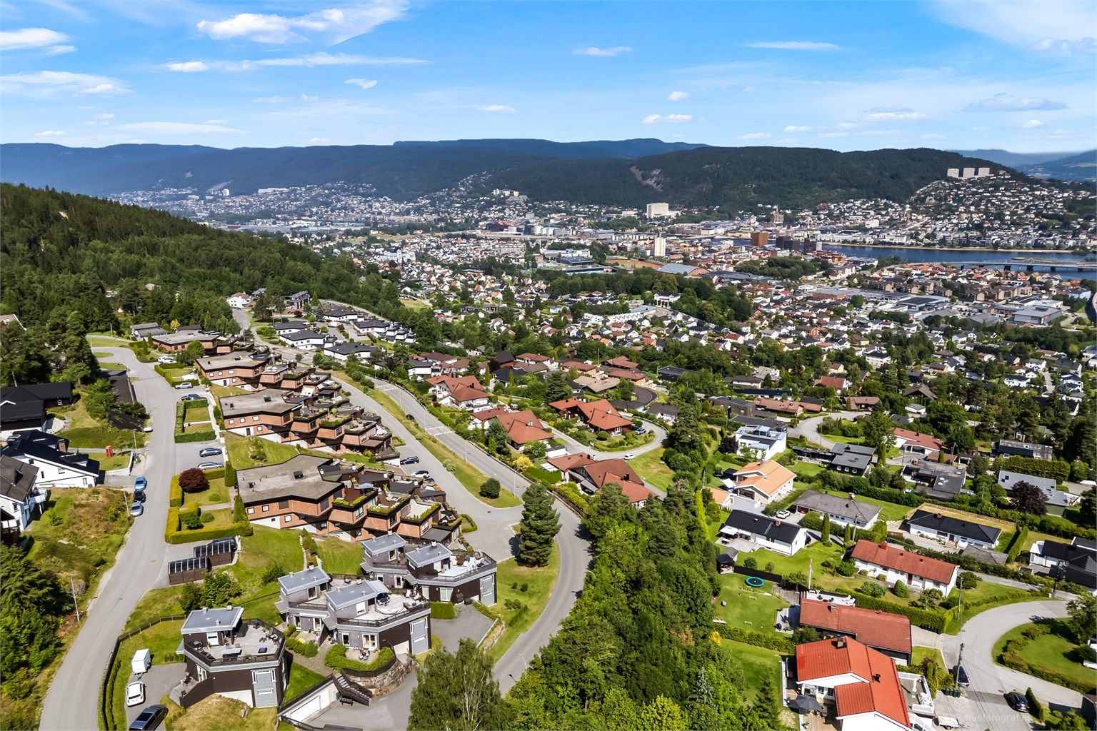 Kort gangavstand til Drafnhuset med fotballbane og barnehage. Gangavstand til Blektjern med bademuligheter og DNT Blektjernstua, videre turvei til flotte Haukåstoppen.