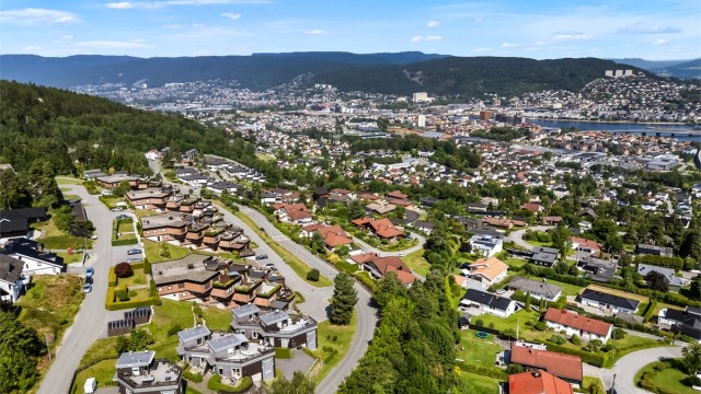 Kort gangavstand til Drafnhuset med fotballbane og barnehage. Gangavstand til Blektjern med bademuligheter og DNT Blektjernstua, videre turvei til flotte Haukåstoppen.