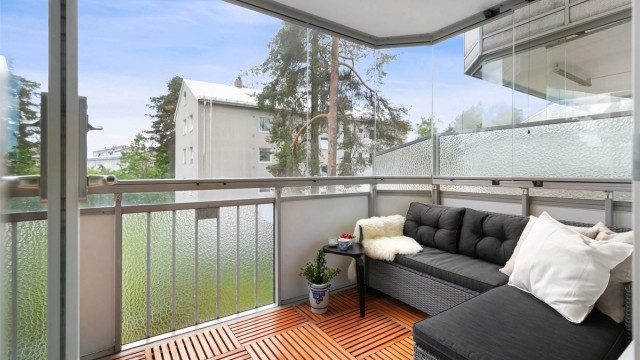 Dette er en stor og meget delikat 3-roms leilighet med vestvendt innglasset balkong på 9 kvm med svært gode solforhold