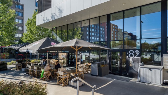 Ulven Torg ligger like i nærheten med uteservering og lokale servicetilbud.