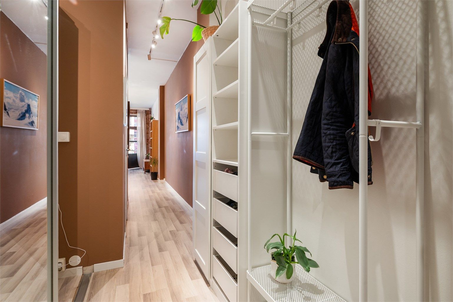 Det er også lagt til rette for rikelig med oppbevaring i nærliggende garderobeskap i gangen.