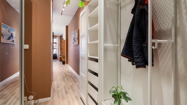 Det er også lagt til rette for rikelig med oppbevaring i nærliggende garderobeskap i gangen.