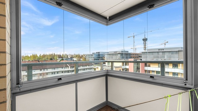 De innlgassede balkongene gir et skjermet og anvendelig uterom som kan nytes over store deler av året.