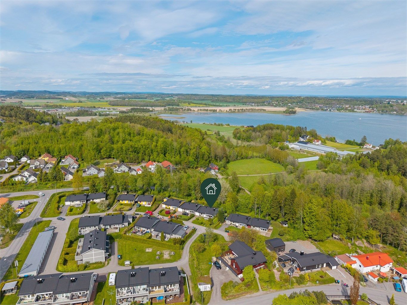 Boligen ligger ligger flott til på Vear i en rolig blindvei.