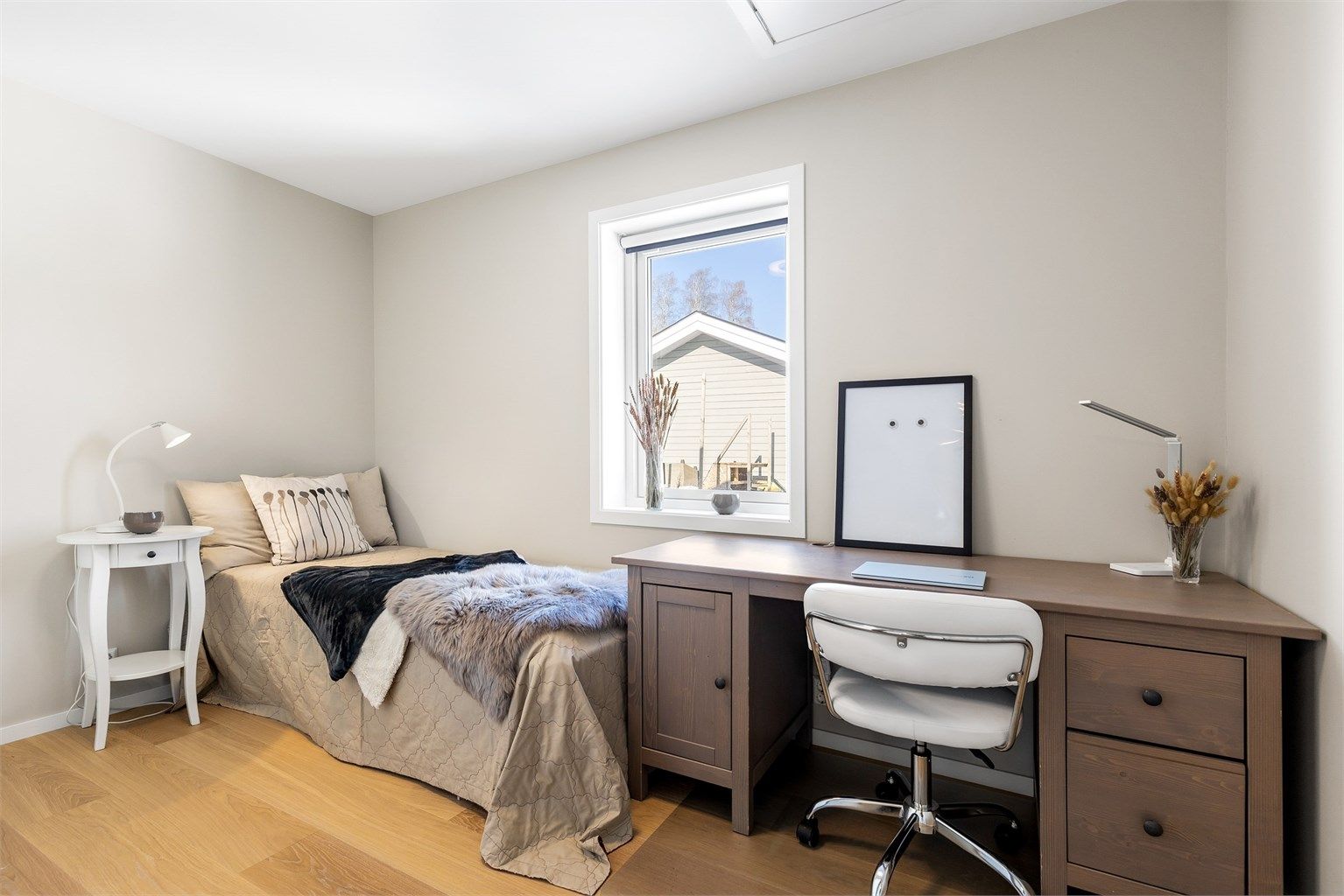 Soverom med 1-stavs parkett på gulv, malte vegger og malt himling