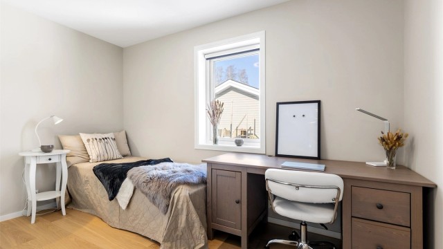 Soverom med 1-stavs parkett på gulv, malte vegger og malt himling