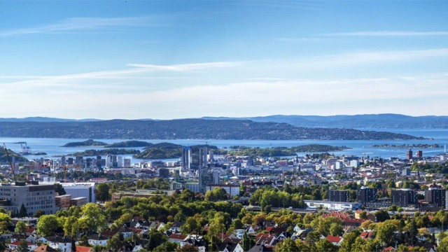 Vidstrakt utsikt over Oslofjorden, øyene og bykjernen.