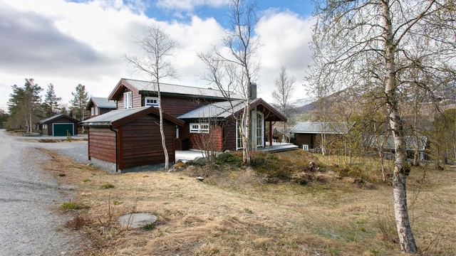 Friarealet ved siden av tomten leder ned mot langrennsløypa og er ideelt for ski-lek.