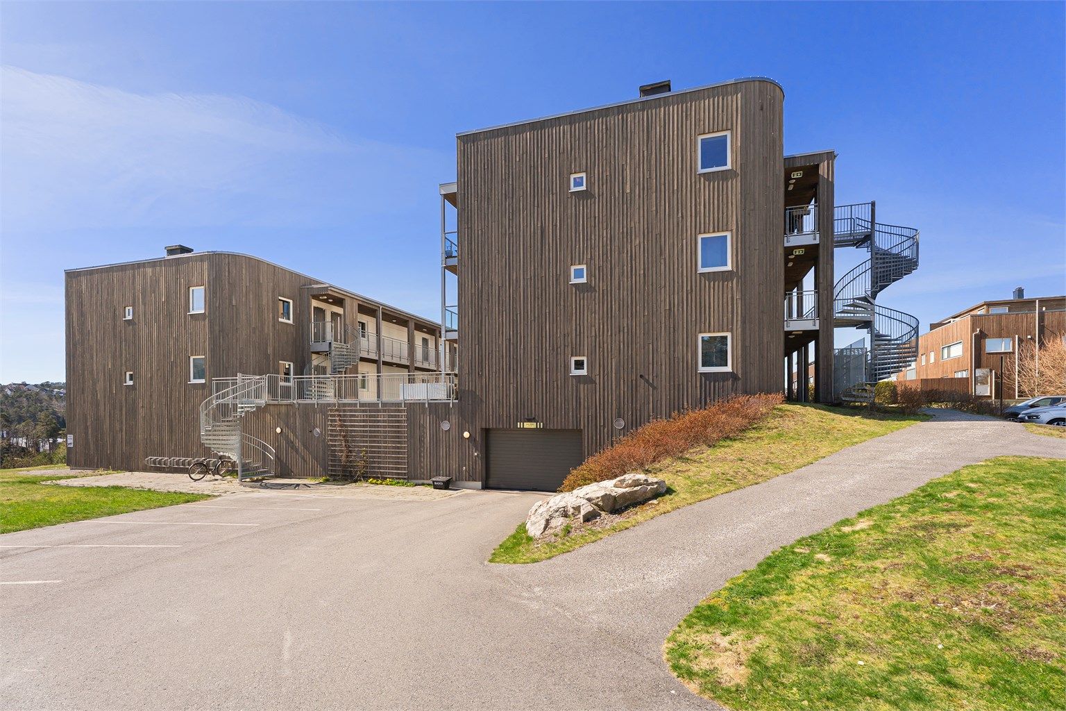 Nedkjøring til garasjen hvor det medfølger en p-plass. 