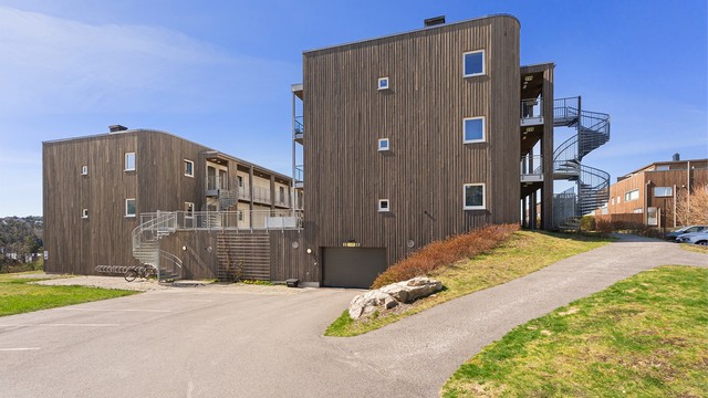 Nedkjøring til garasjen hvor det medfølger en p-plass.