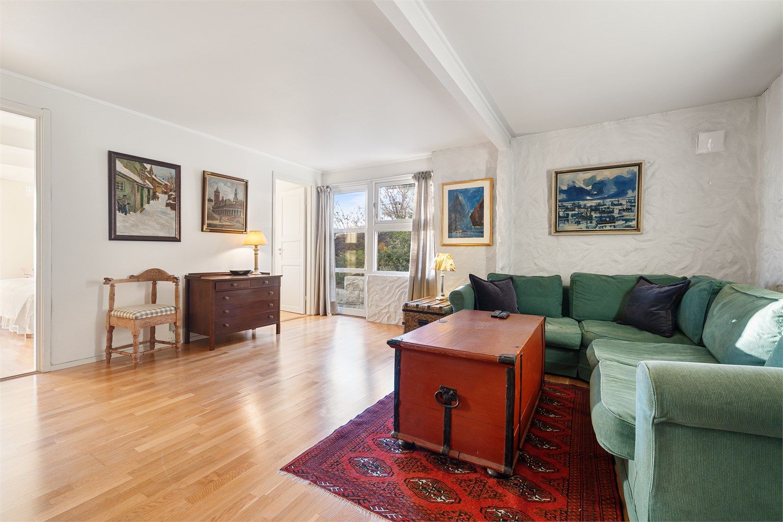 Gulvflater belagt med parkett og lyse overflater.