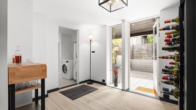 Vaskemaskin har dedikert plass ytterst på badet. Terrassen like utenfor er velegnet for tørk i friluft.