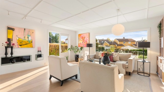 Fra stuen er det direkte utgang via tofløyede glassdører til treterrassen og hageområdet
