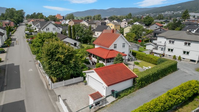 Det er vannbåren varme i garasje, område utenfor garasjeport og delvis på siden av garasje.