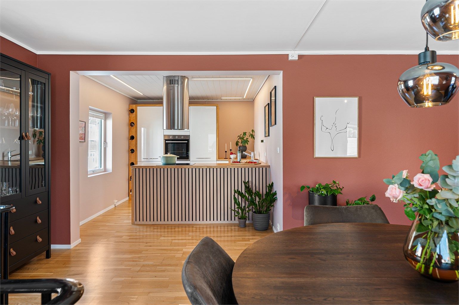 Avaldsnesgata 43 er en flott og oppgradert del av en tomannsbolig, og går over to plan.  
Boligen har gjennomgående god standard, så her kan du flytte rett inn.  