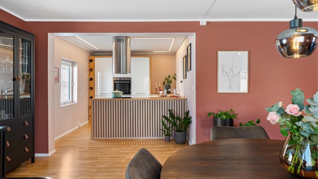 Avaldsnesgata 43 er en flott og oppgradert del av en tomannsbolig, og går over to plan.
Boligen har gjennomgående god standard, så her kan du flytte rett inn.