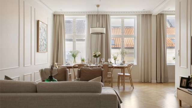 Store vindusflater med 2-lags isolerglass gir rikelig med naturlig lys og skaper en luftig atmosfære.