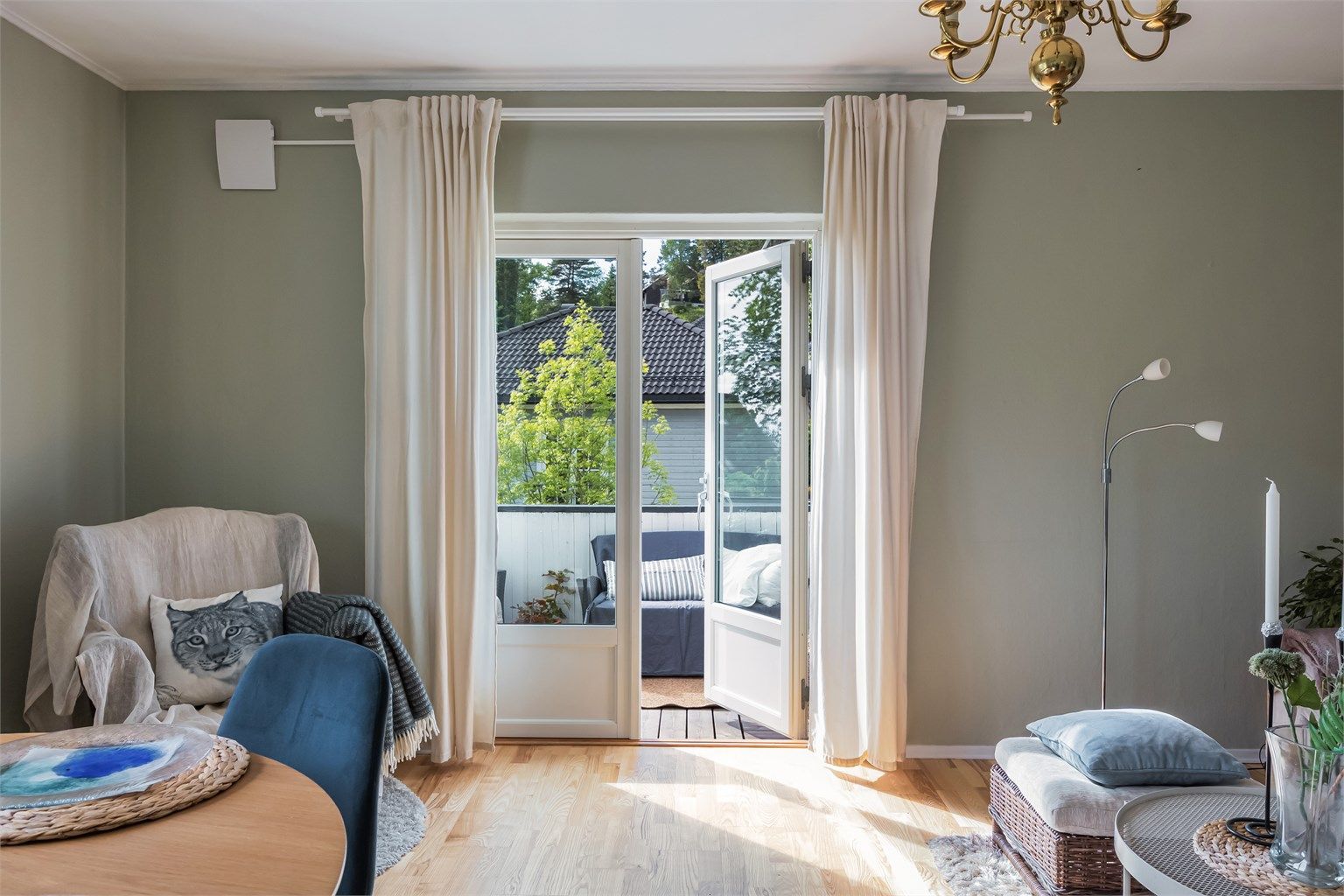  Stuen er lys og har godt med lysinnslipp fra vinduer og fra doble utgangsdører til balkongen.