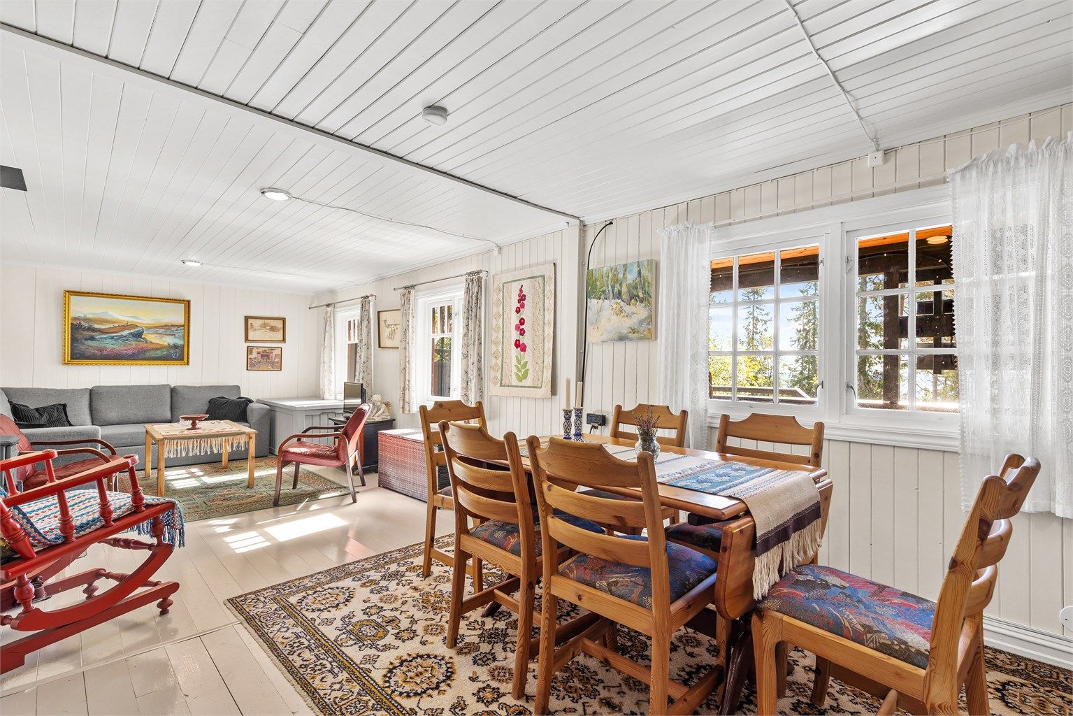 Hytta ble tilbygget med en utvidelse av stuen i 2016