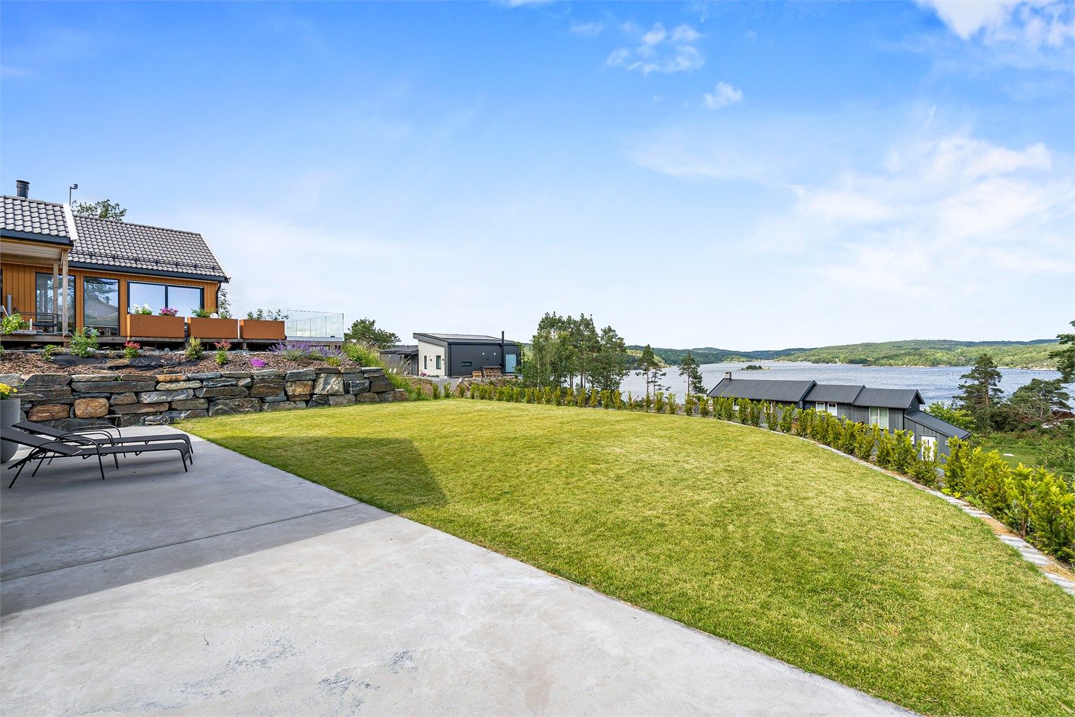 Flott utsikt mot Kaldvellfjorden. Gode solforhold.