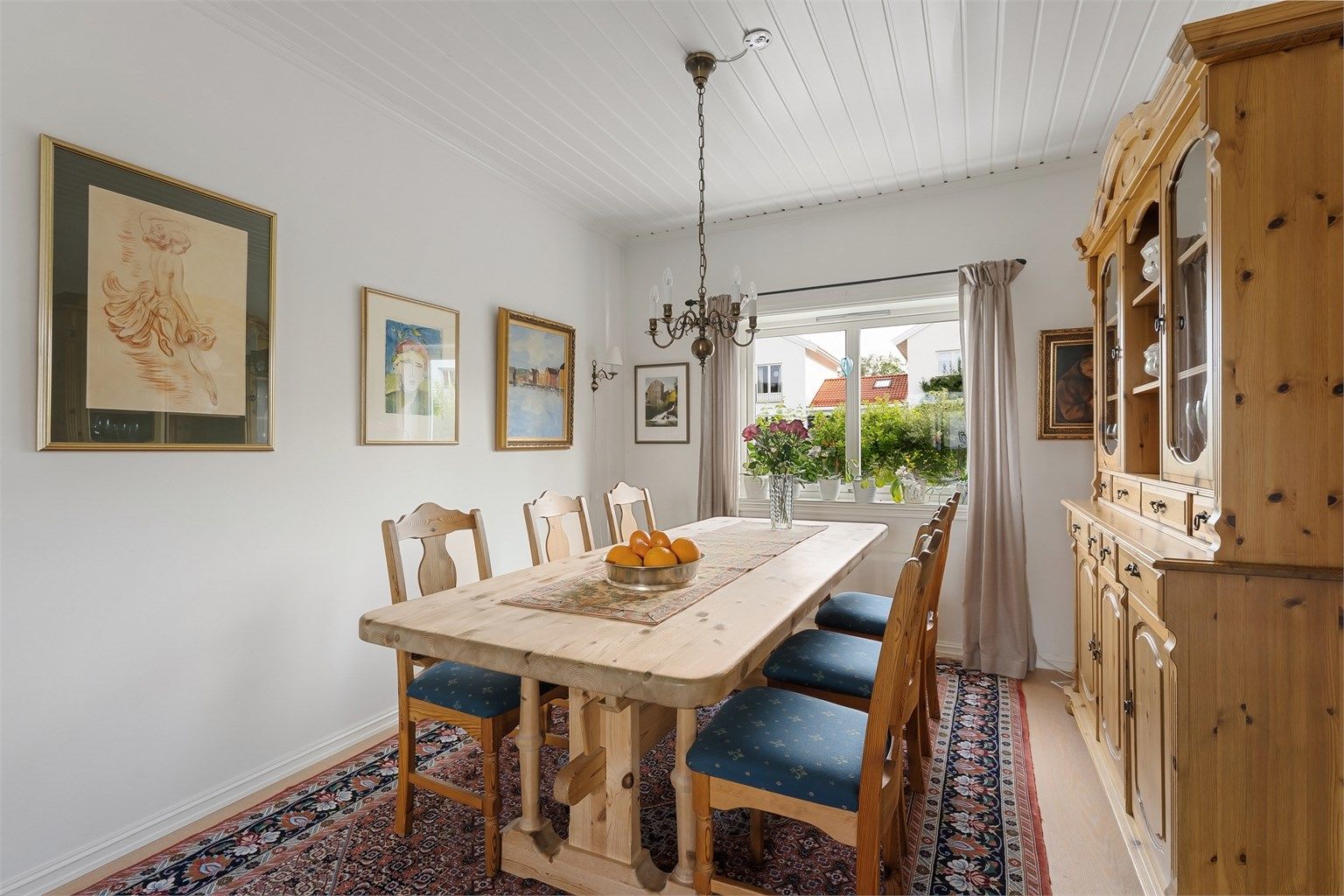 Spisestuen har god plass til langbord for hyggelige sammenkomster.