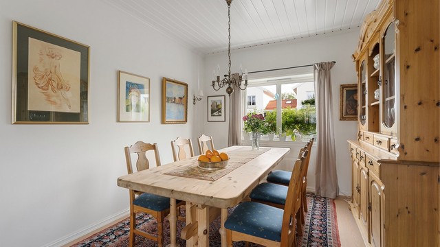 Spisestuen har god plass til langbord for hyggelige sammenkomster.