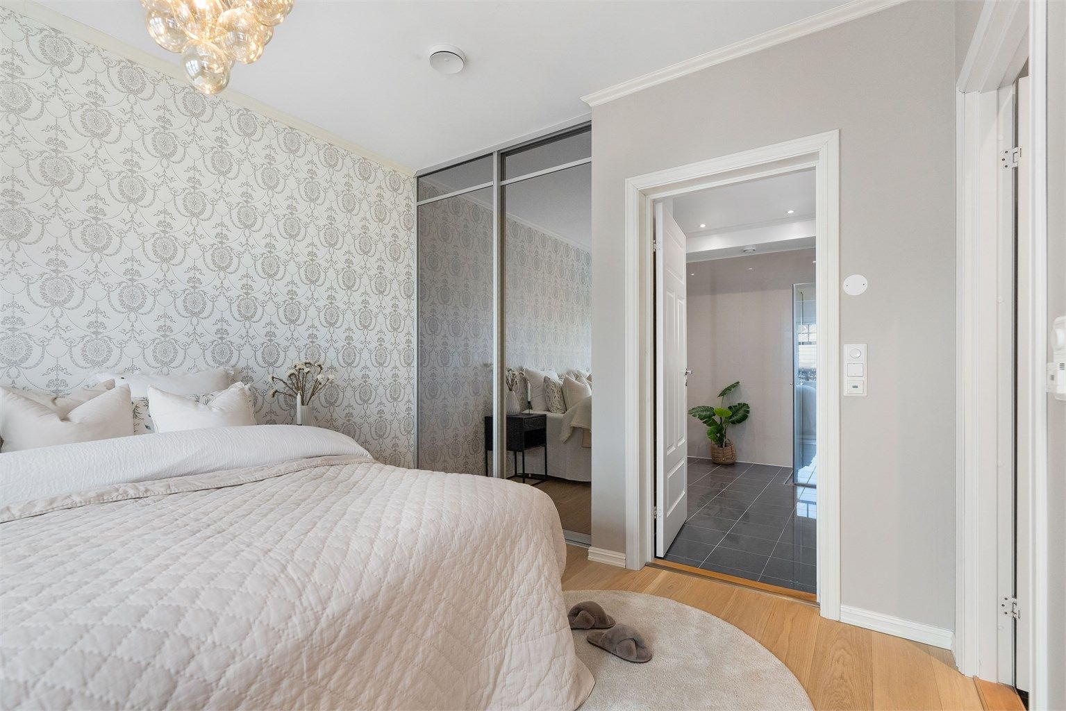 Soverommet ligger i tilknytning til hall og har dør inn til badet 