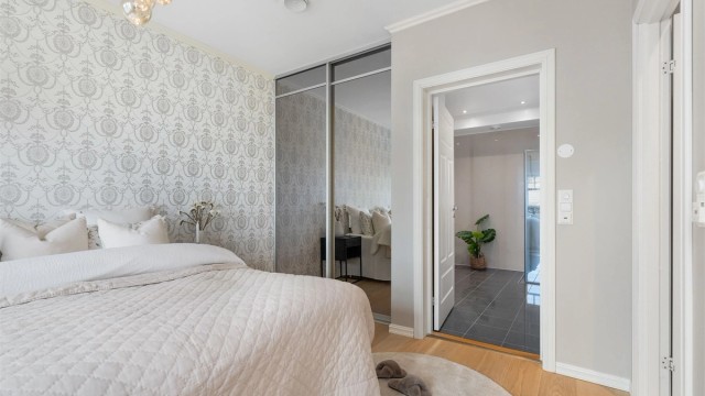 Soverommet ligger i tilknytning til hall og har dør inn til badet
