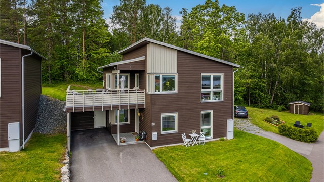 Boligen har egen parkering i carport på asfaltert innkjørsel.