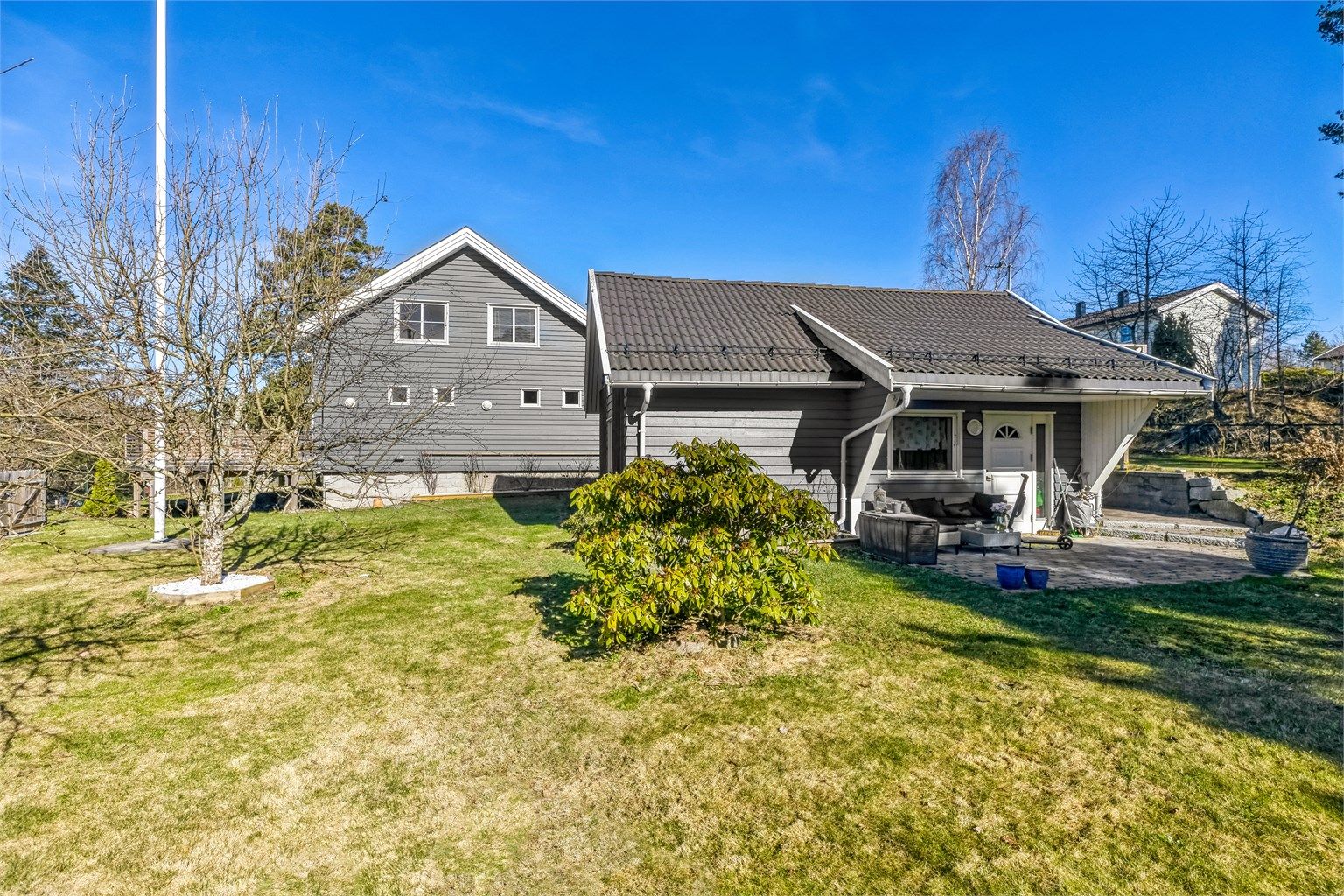 Annekset har et hyggelig uteområde med en overbygget terrasse.